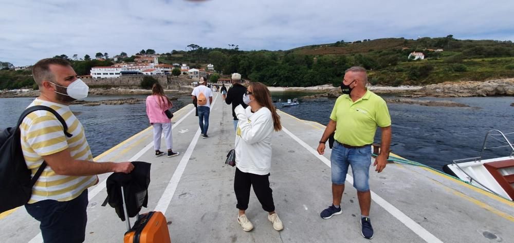 Gloria Camila y Rocío Flores tomaron esta mañana el barco a Ons