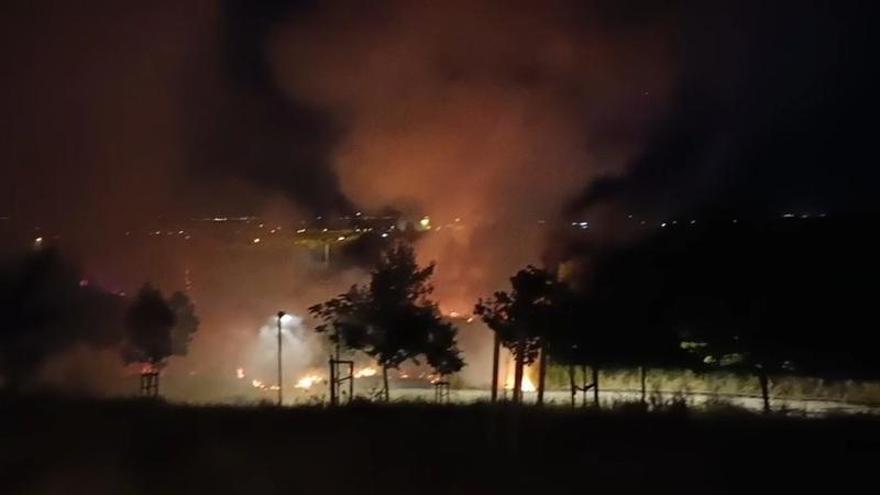 Vídeo | Los vecinos contemplan las llamas y el trabajo de los equipos de emergencia en el incendio en Parque Venecia