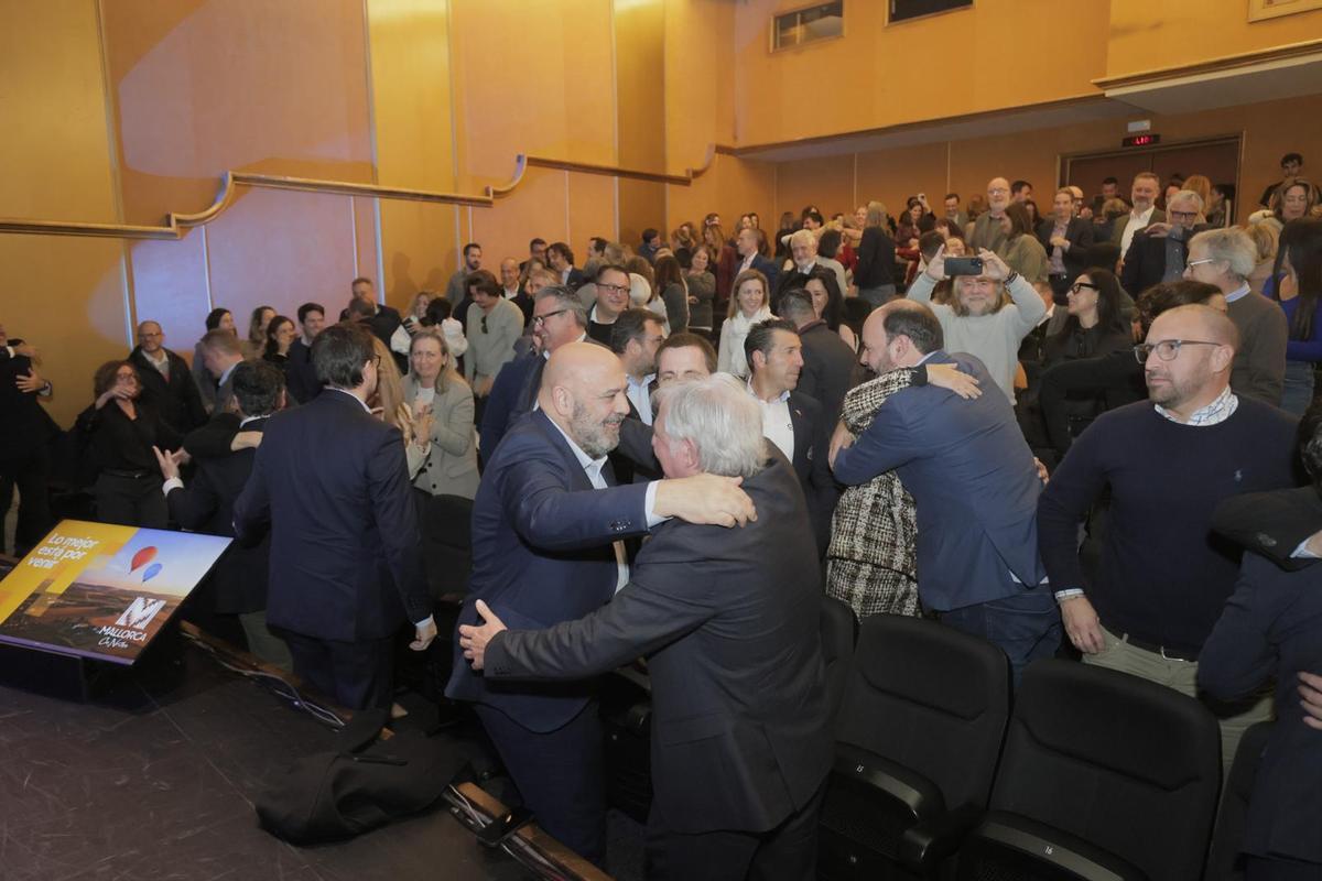 El público se abraza siguiendo las indicaciones de Andy Stalman.