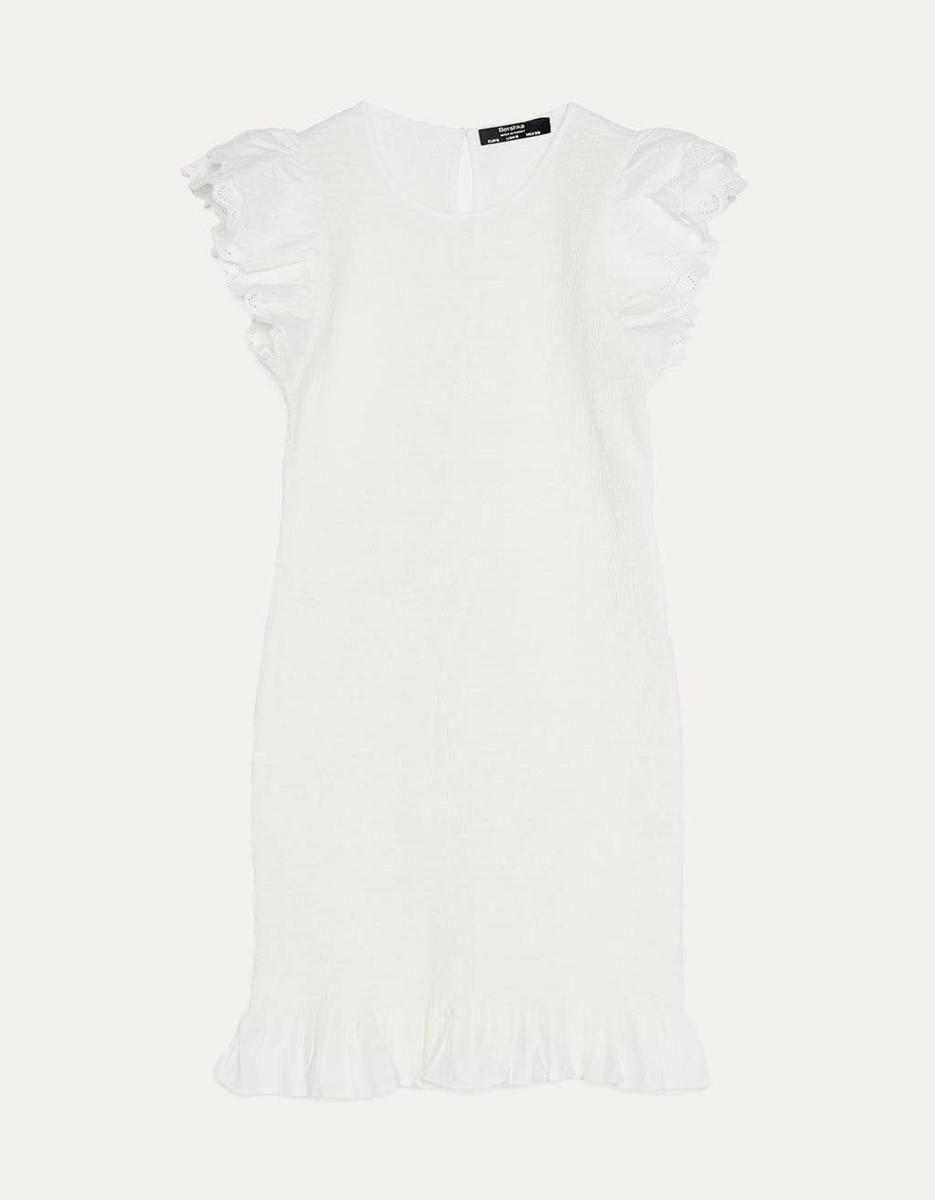 Vestido blanco bordado de Bershka. (Precio: 25,99 euros)