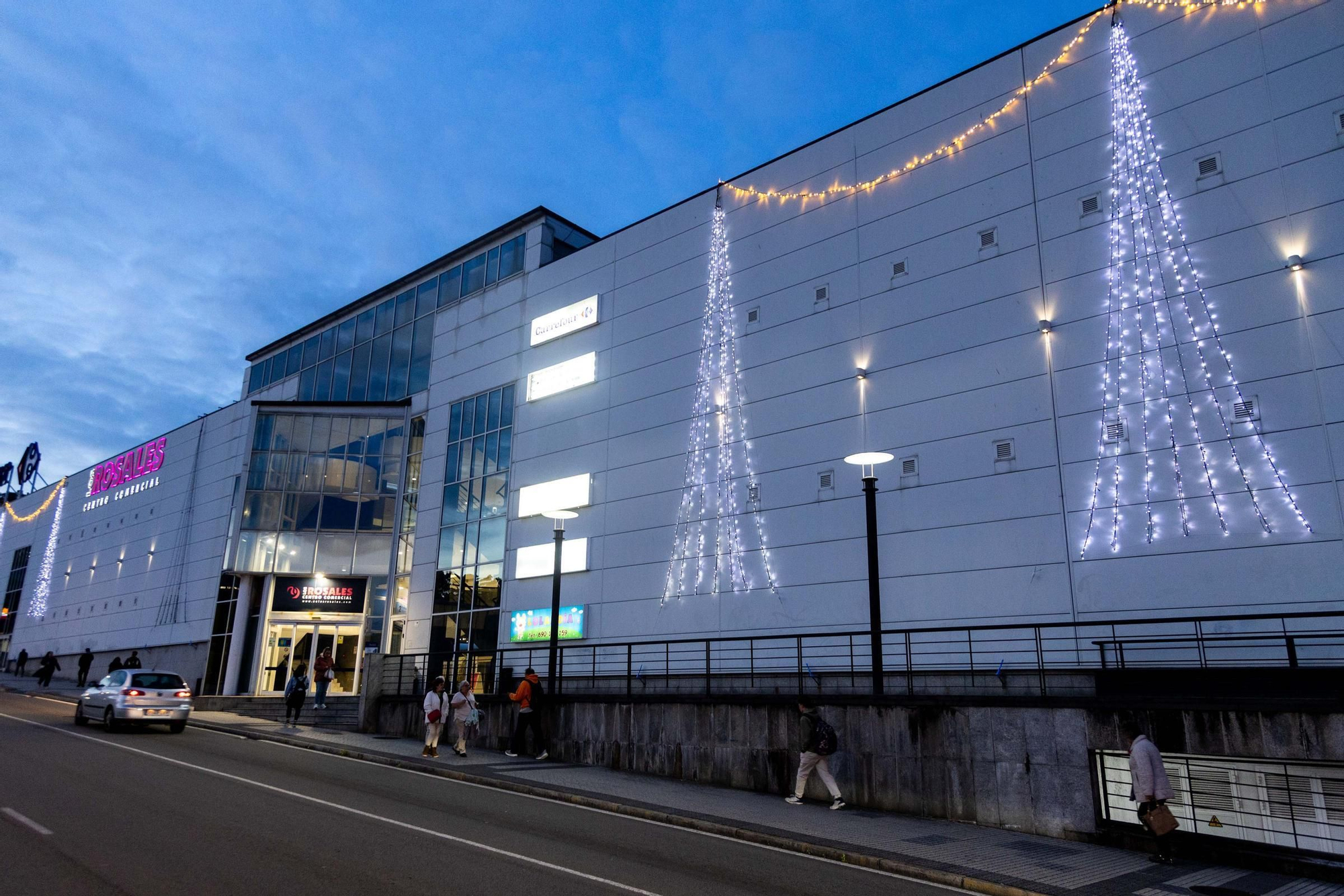 El centro comercial Los Rosales enciende la Navidad con sus vecinos