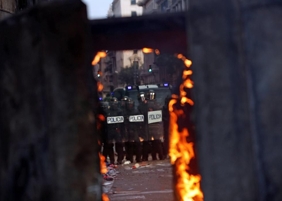 Forts aldarulls i enfrontaments entre manifestants i Policia Nacional a Via Laietana