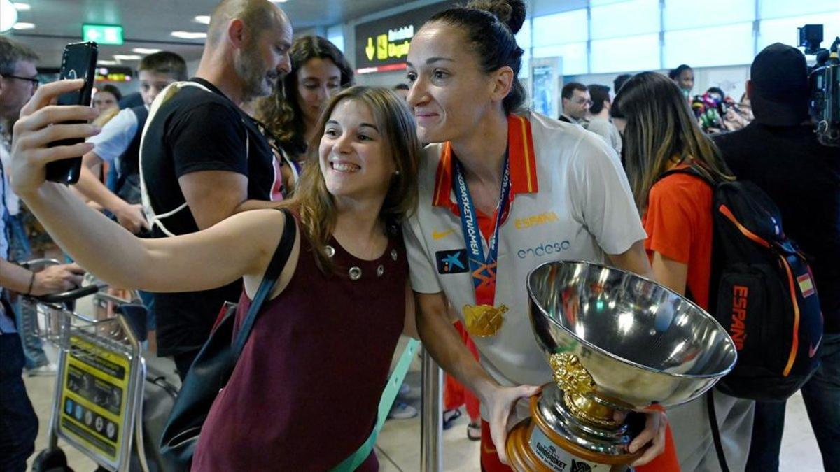 Laia Palau, este lunes en Madrid con el trofeo del Eurobasket
