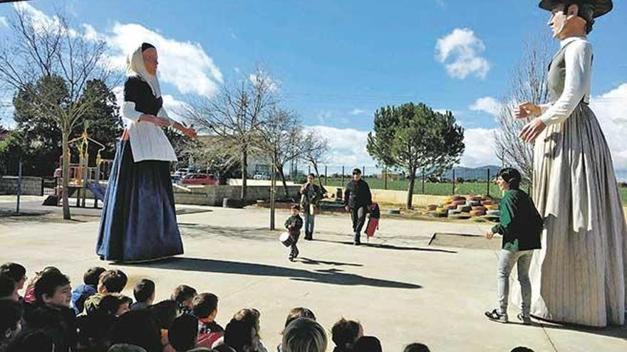 Los &#039;gegants&#039; de sa Pobla visitan la escuela