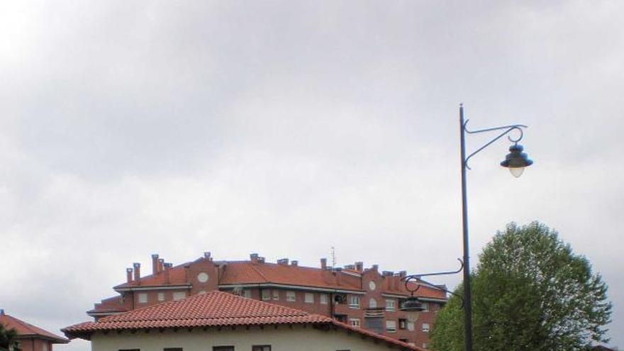 La zona verde en la que se pretende poner la capilla, con el albergue al fondo.