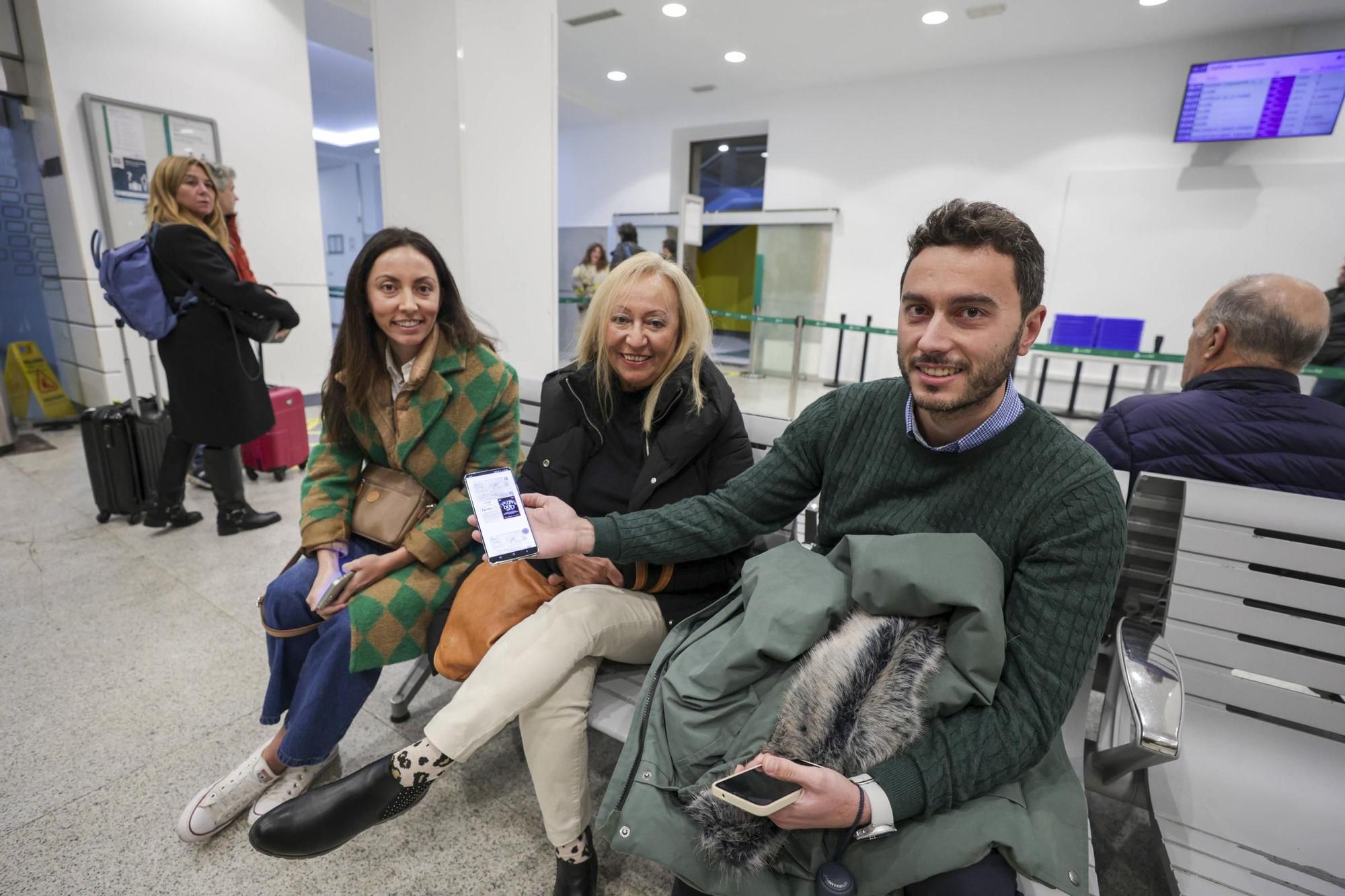Los asturianos que estrenan el AVE a Madrid: así fue el primer viaje de pasajeros