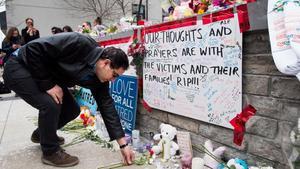 zentauroepp43063051 a man lays a flower at a memorial along yonge street  tuesda180424202226