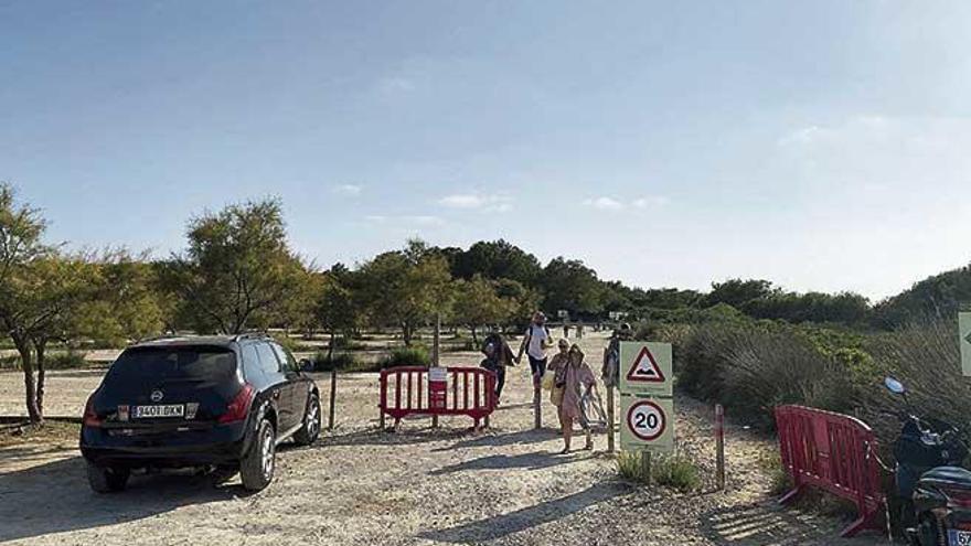 La pasada semana se instalaron unas vallas, impidiendo el paso de los vehículos por la zona protegida.