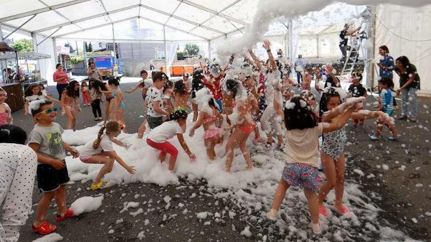 Los más pequeños disfrutaron de una fiesta de la espuma. // Grobas