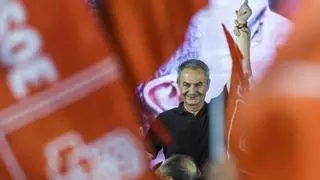 La metamorfosis de Zapatero: cómo 'Sosoman' se convirtió en una estrella de rock para el PSOE