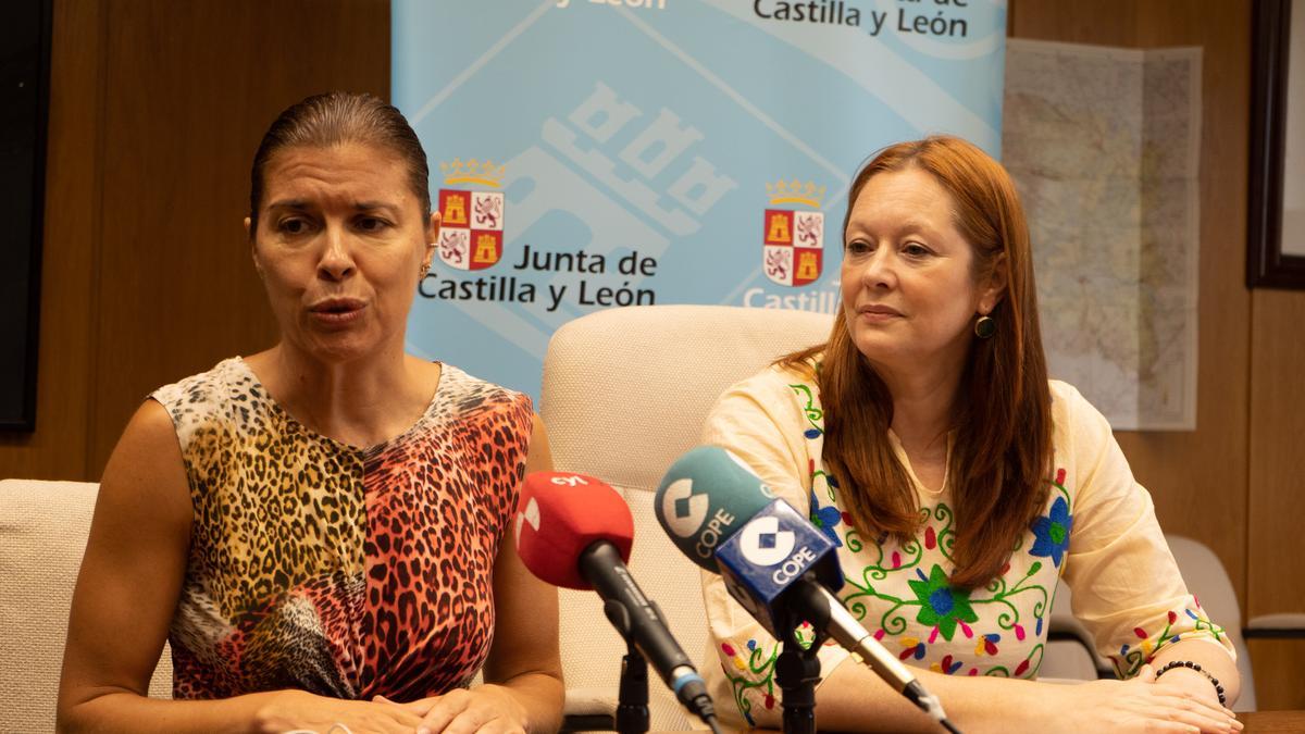 La delegada de la Junta, Clara San Damián, con la directora general de la Agencia de Protección Civil, Irene Cortés.