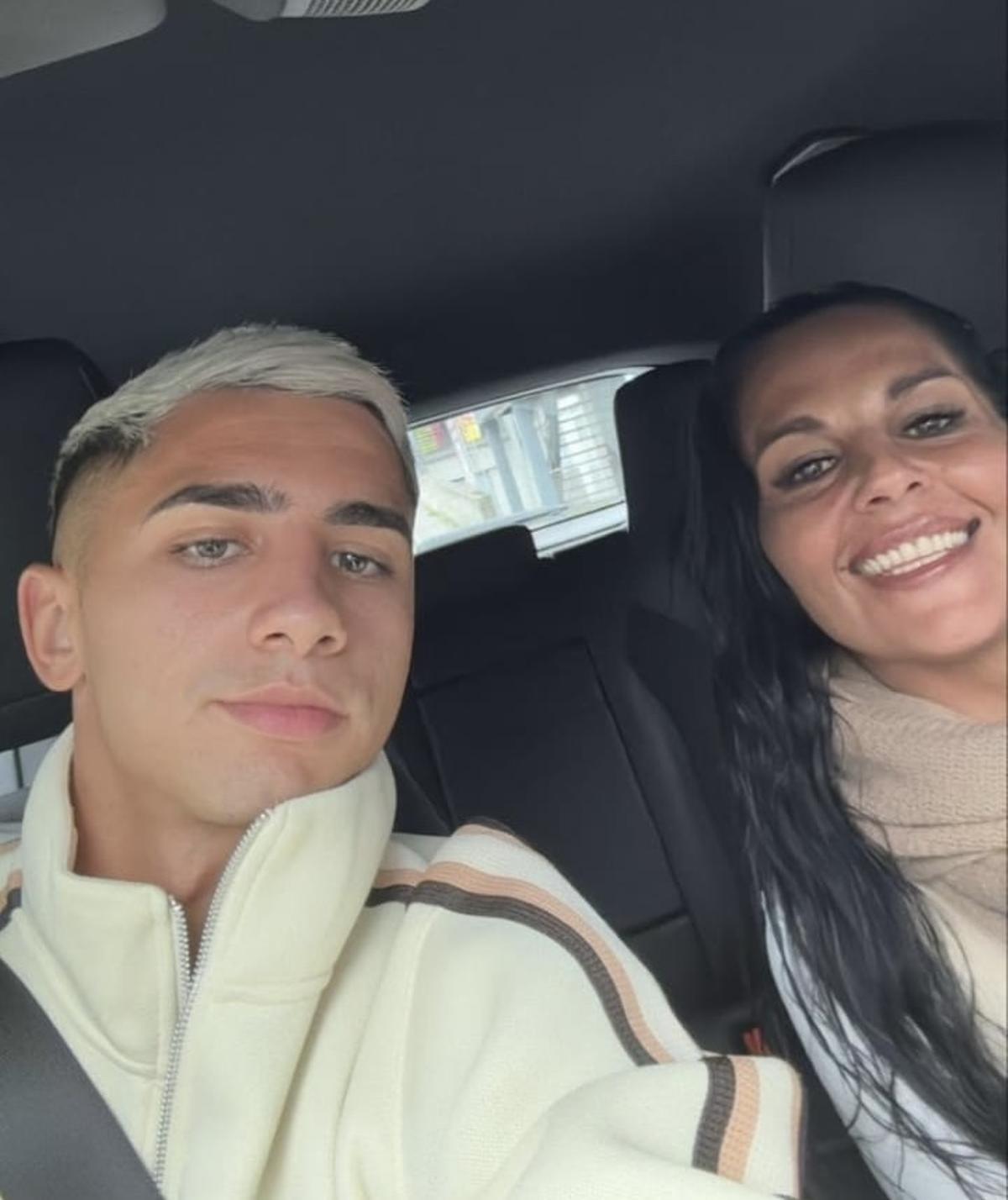 Yeremay Hernández junto a su madre