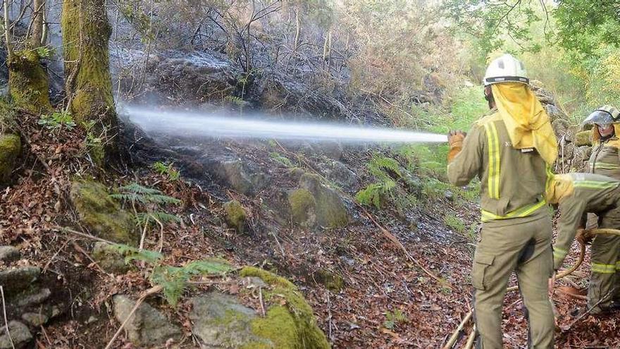 Tareas de extinción del incendio de Borela, en el municipio de Cerdedo-Cotobade. // Rafa Vázquez