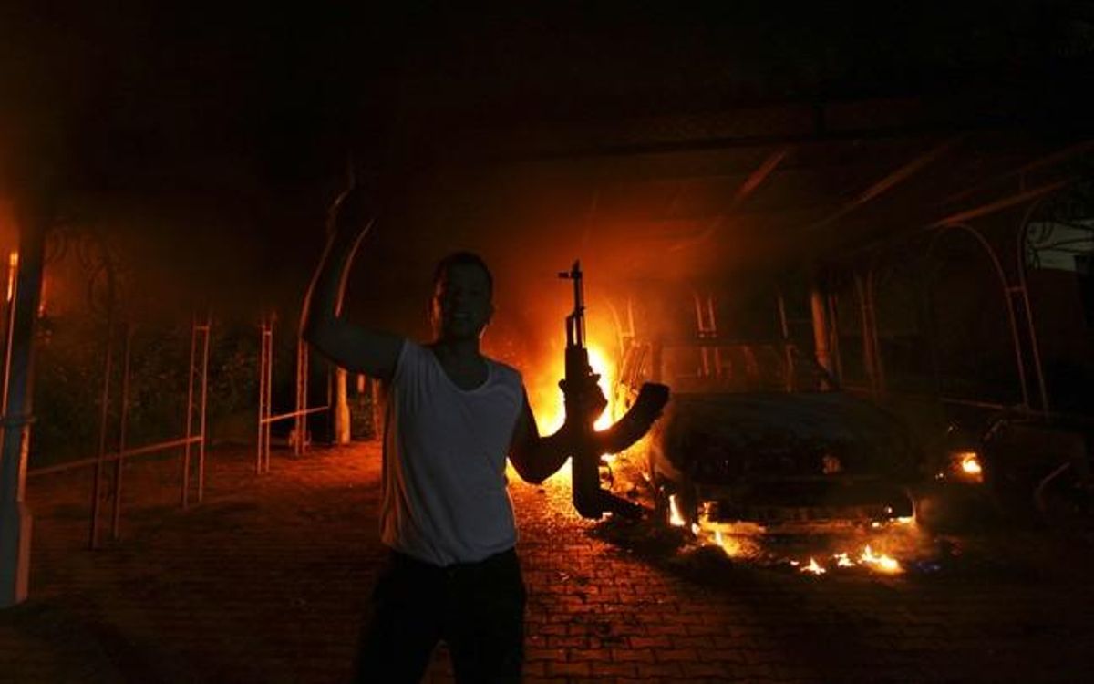 Un manifestant davant el Consolat Americà de Benghazi.