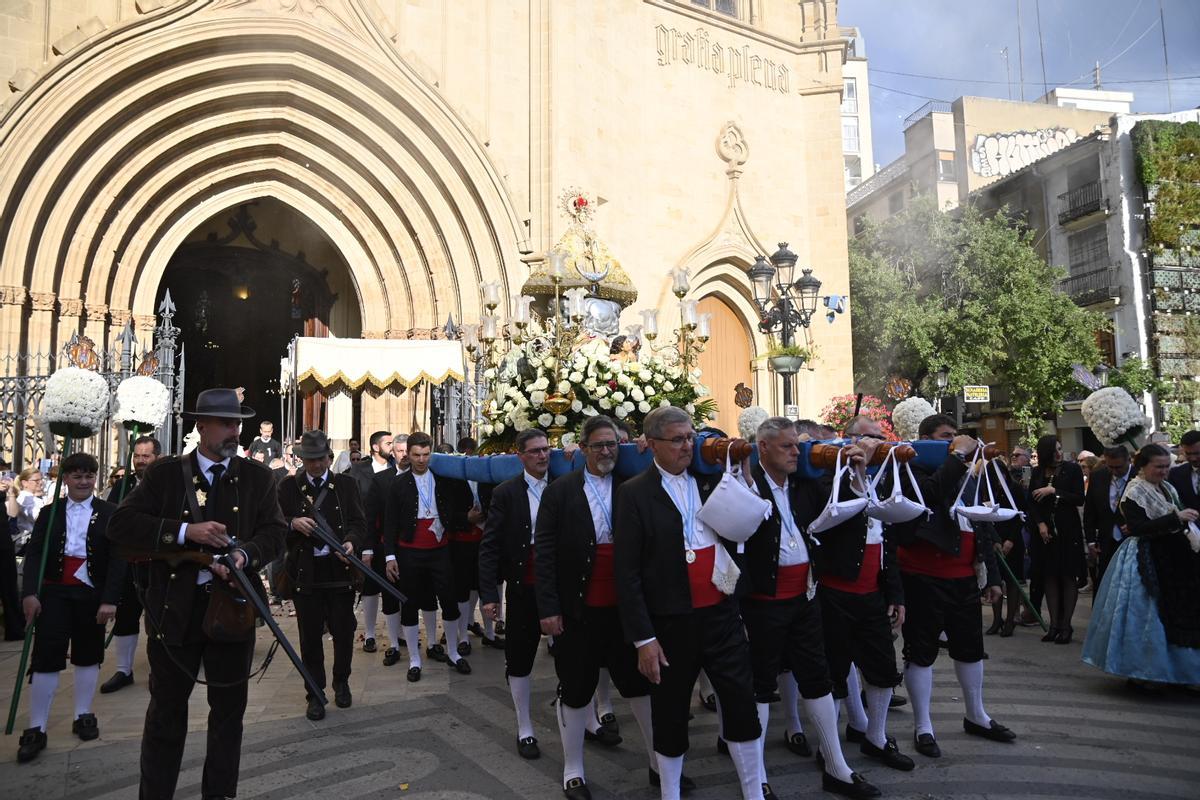 Momento de la salida de la Virgen de la concatedral de Santa María.