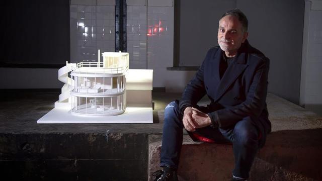 Dionisio González junto a una de las piezas que expone en el Pozo Santa Bárbara. | LNE