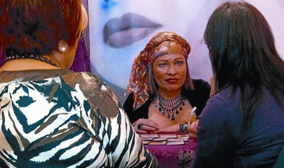 Judith Romero llegeix les cartes del tarot a una clienta, al saló Màgic, a la Fira de Montjuïc.