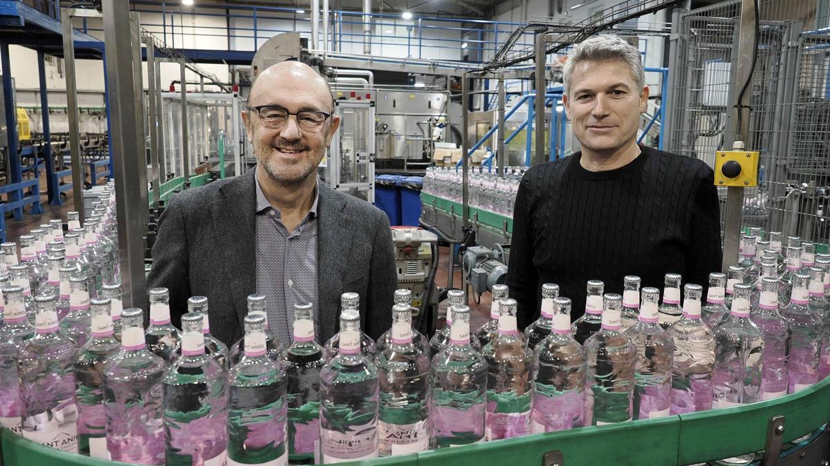 Andreu Galindo, director general, i Xavier Aurich, director d'operacions, a la planta embotelladora d'aigua Sant Aniol.