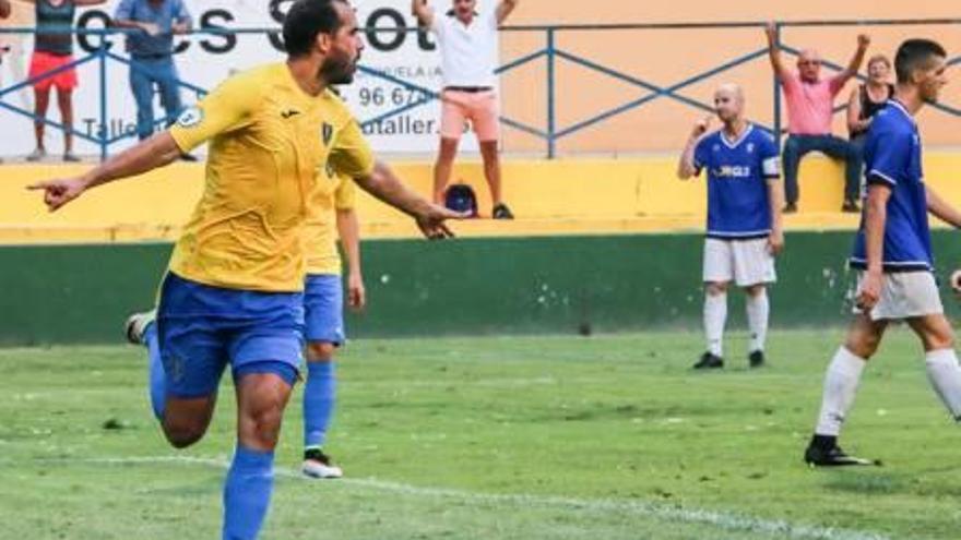 Los jugadores del Orihuela celebra uno de los goles.