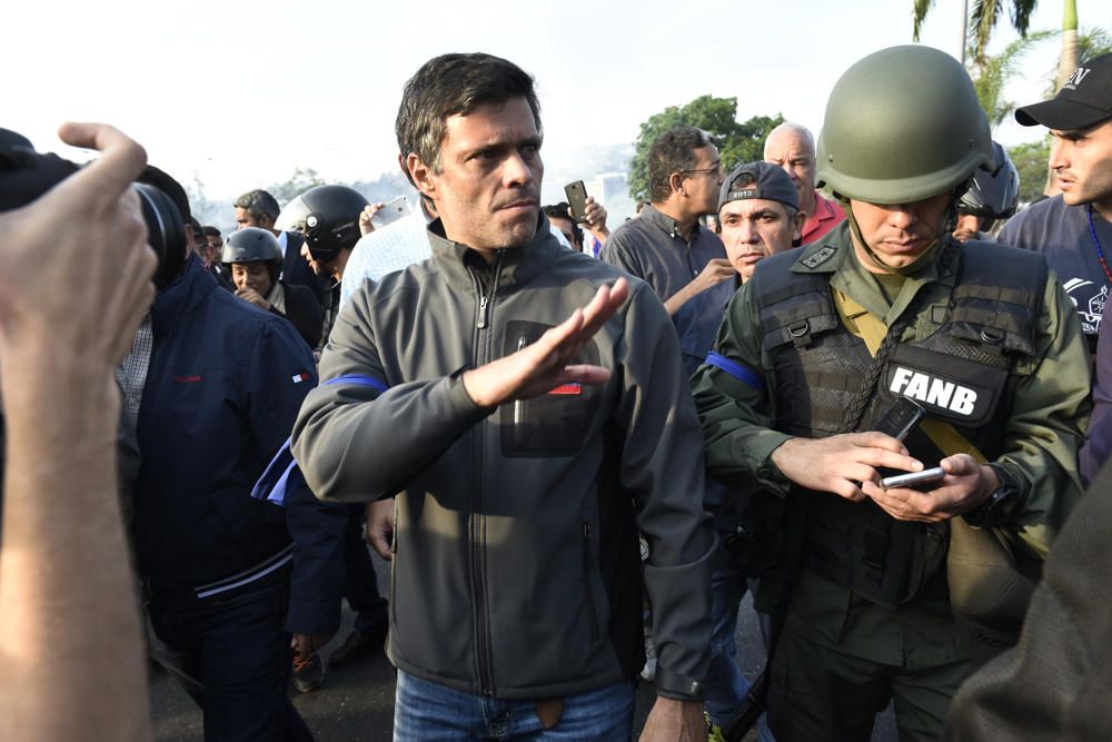 El alzamiento militar en Venezuela.