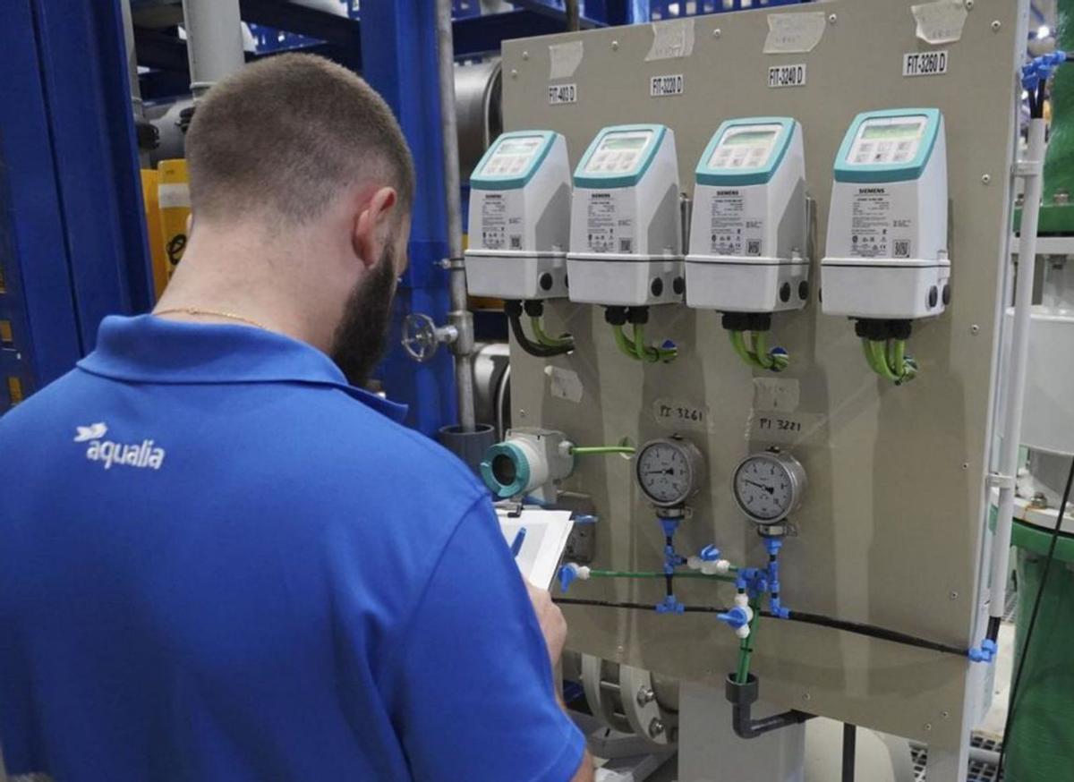 Un empleado de Aqualia, empresa referente en la gestión del agua.