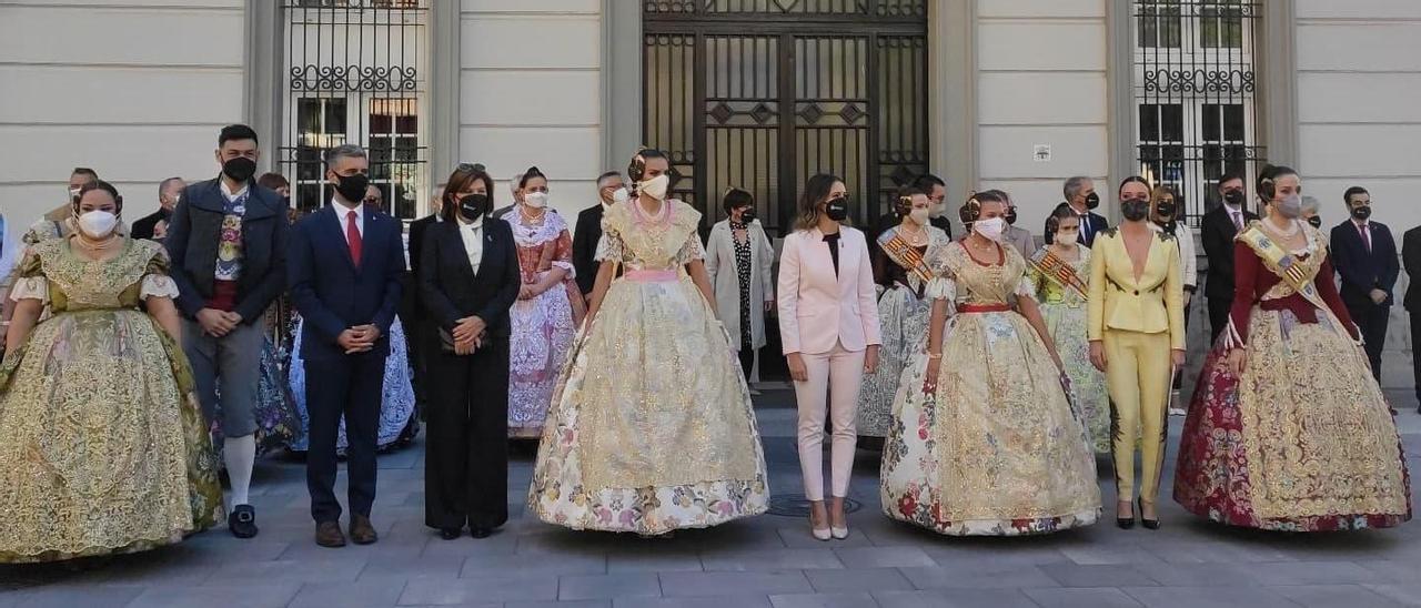 Recepción de autoridades y falleros frente al ayuntamiento de la Vall d&#039;Uixó.