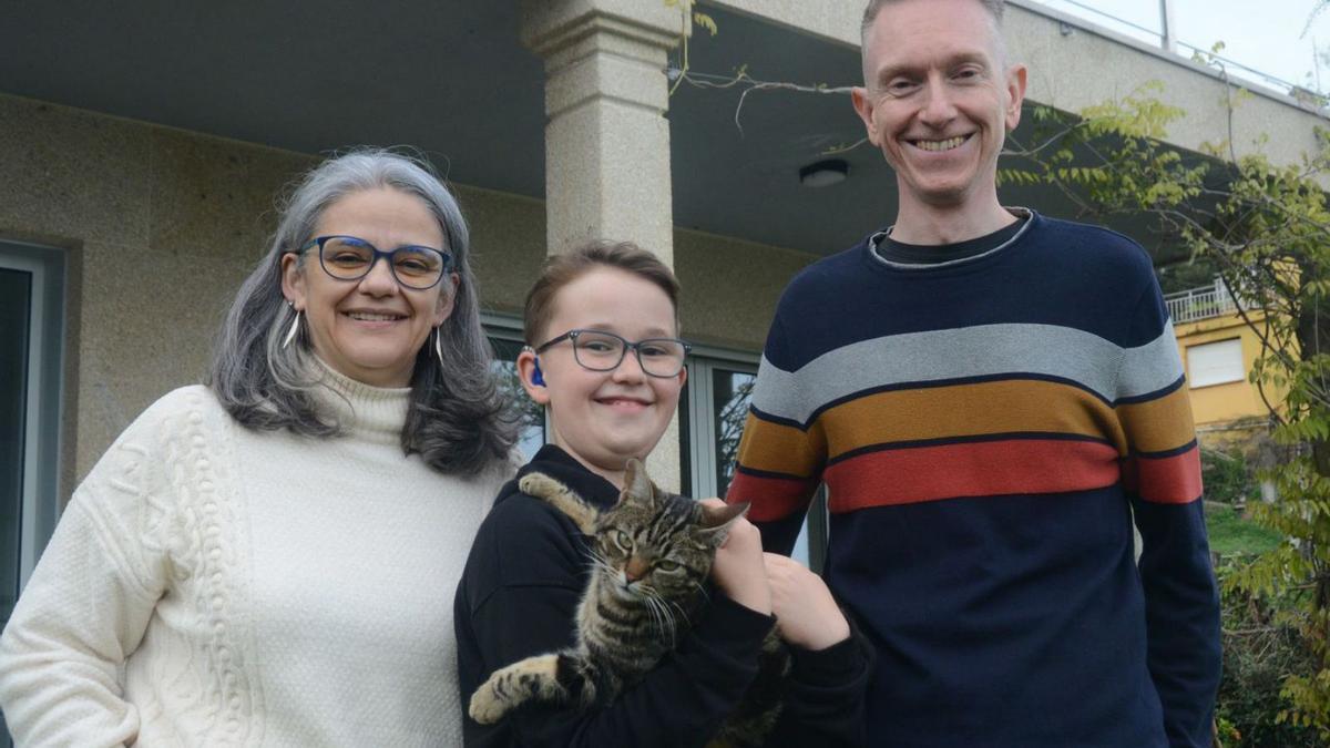 Xen, con sus padres, Silvia y Gavin, y su gato, en su casa de Darbo.   | // GONZALO NÚÑEZ