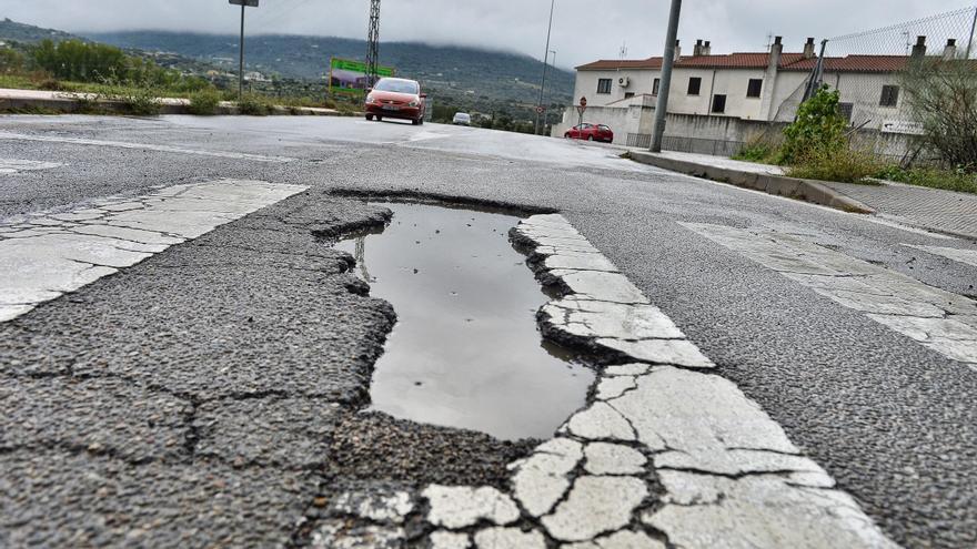 La campaña de asfaltado de Plasencia llegará a 13 calles y el bacheo aún no ha empezado