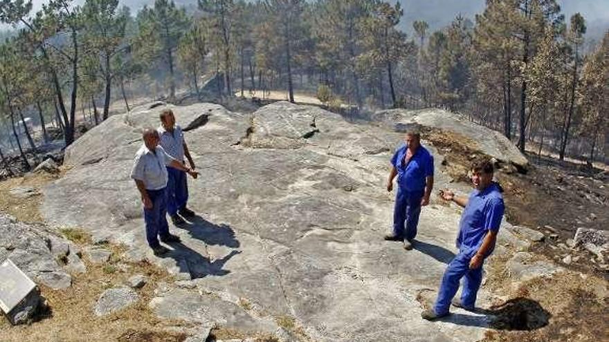 Uno de los petroglifos del Monte Tetón tras sufrir un incendio. // M.G.Brea