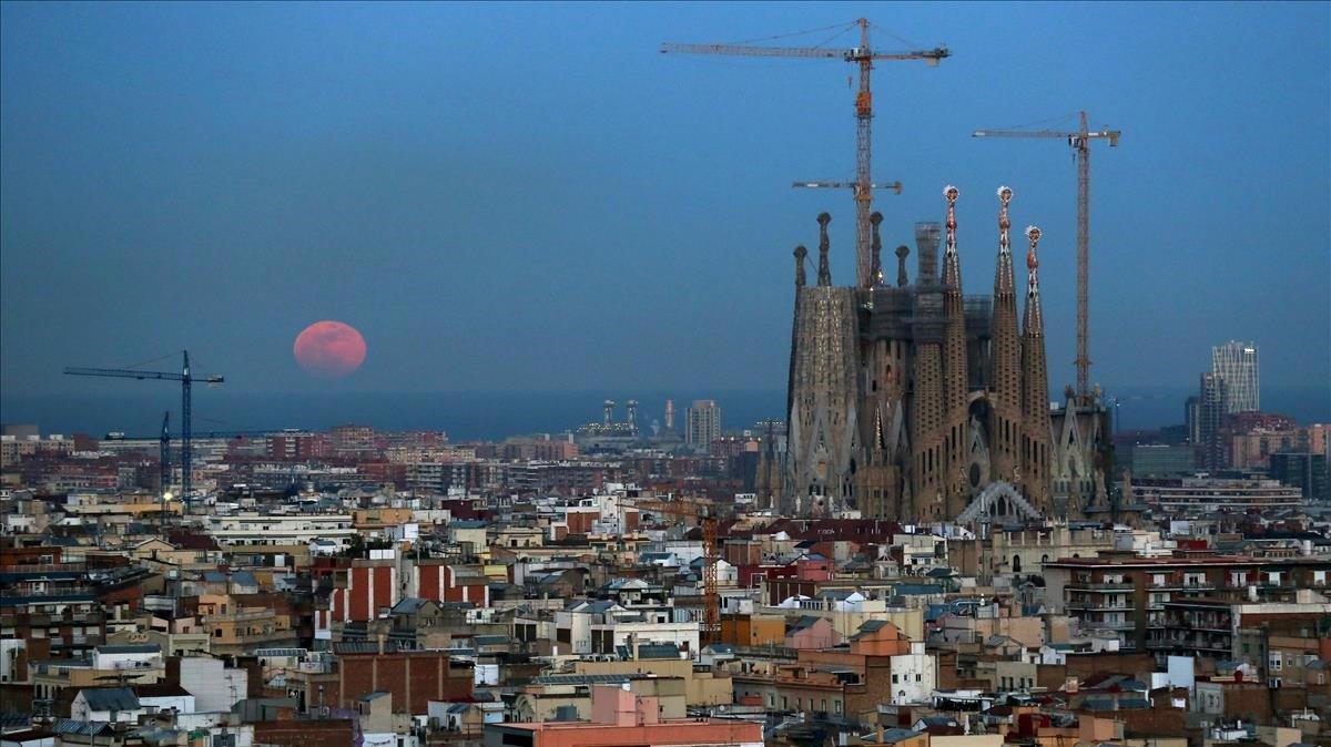 zentauroepp45524088 file photo  a full moon  super blue blood moon  rises behind190405141748