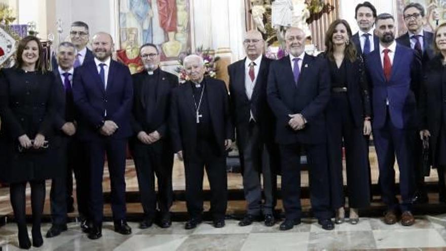 Concejales, diputados y candidatos a cargos públicos rodean al cardenal Cañizares, el pregonero Baltasar Bueno y el presidente de la Semana Santa Paco Carles.