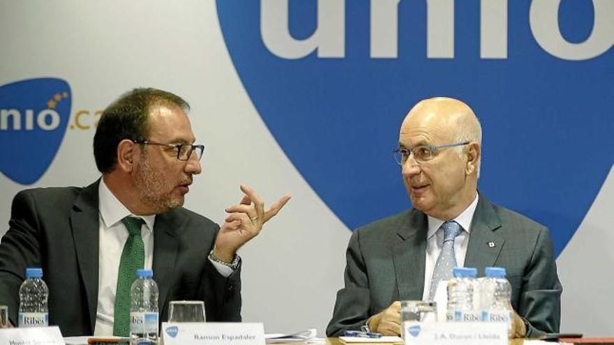 Ramon Espadaler, conversant amb Josep Antoni Duran i Lleida, en la reunió del comitè de govern d&#039;ahir