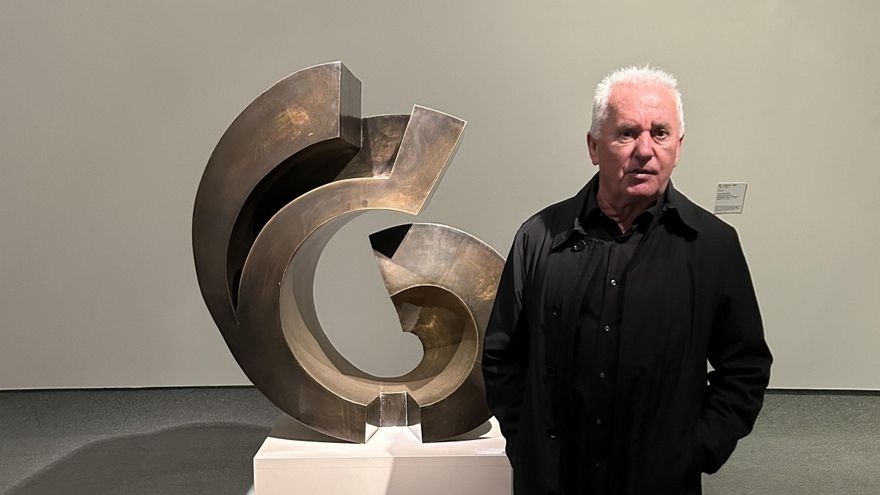 El cantante Víctor Manuel disfruta de la obra de Chirino en la cúpula del Niemeyer
