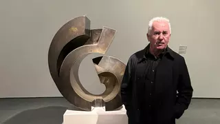 El cantante Víctor Manuel disfruta de la obra de Chirino en la cúpula del Niemeyer
