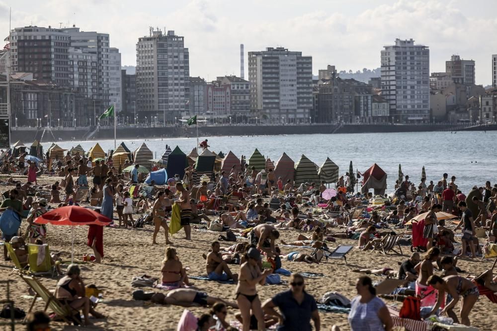 Último día de agosto en la playa de San Lorenzo