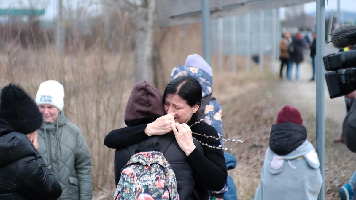 Ciudadanos ucranianos llegan a Hungría huyendo de la Guerra