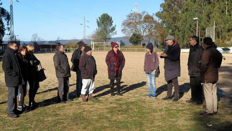 Reunión celebrada ayer en el viejo campo de O Casal. // R. Vázquez