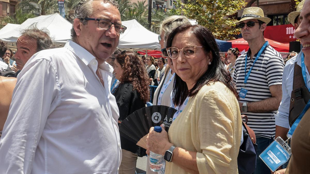 El presidente de la Diputación, Toni Pérez, y la presidenta de las Cortes, Llanos Massó