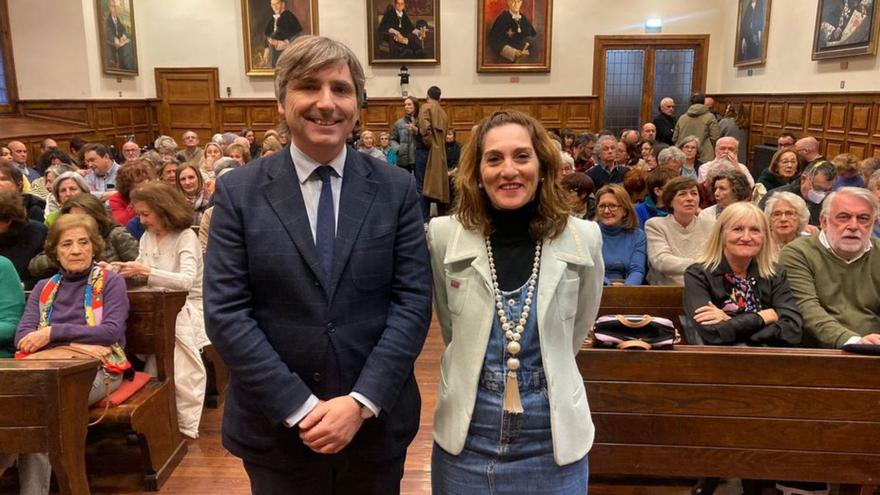 Alfonso Palacio, con Paula Lafuente, responsable de registro del Bellas  Artes, ayer, al inicio de la charla en el aula magna de la Universidad.