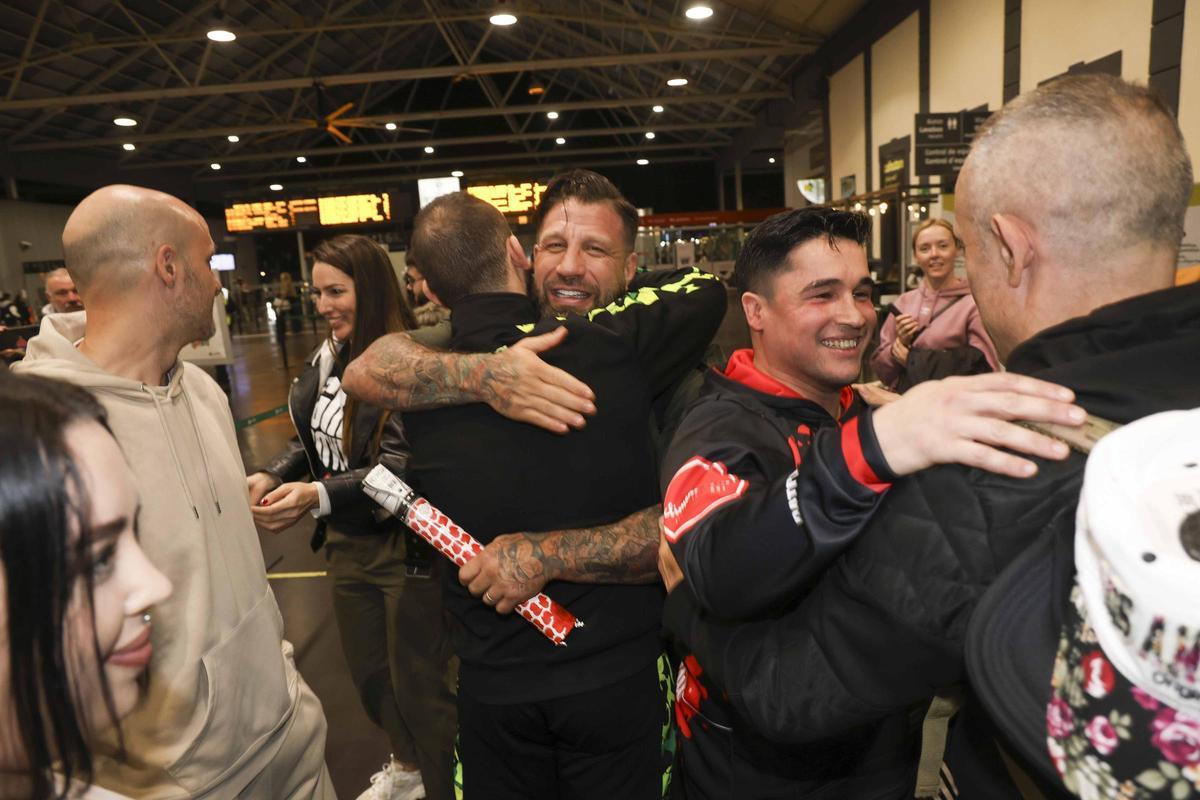 Recibimiento en la estación de tren de Alicante al equipo de Ilia Topuria, campeón de la UFC.
