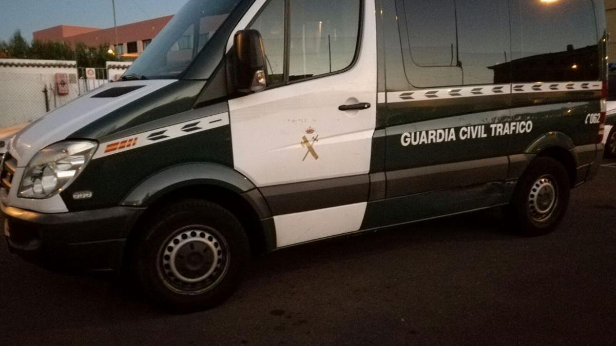 Imagen de archivo de un furgón de la Guardia Civil de Tráfico
