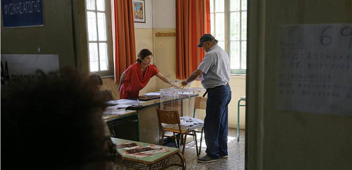 La gent espera el seu torn per votar durant el referèndum a Atenes.