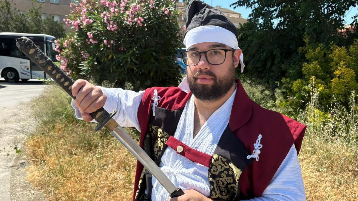 Martínez amb el vestuari tradicional japonès que duen els membres de l’agrupació a les ofrenes de Montserrat