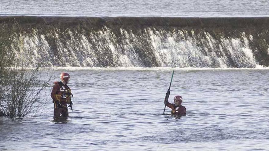 Equipos de emergencia buscan a un joven caído al agua del Guadiana cuando pescaba en el Pico