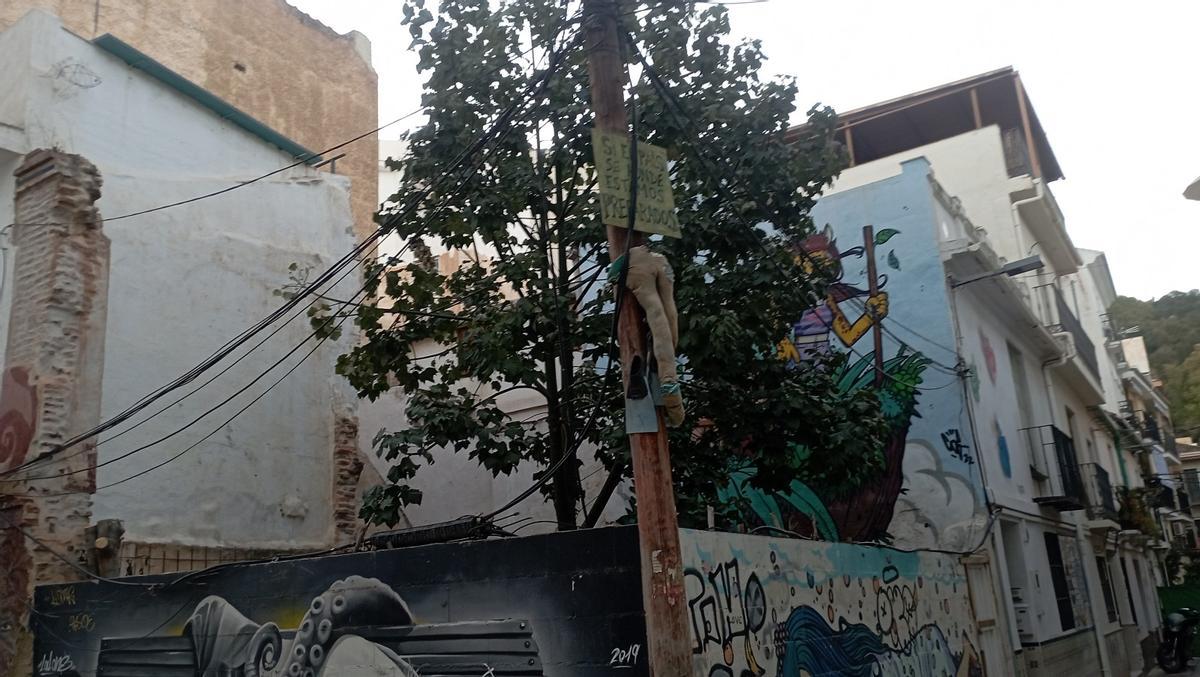 El solar de Coto de Doñana, 22 hace esquina con la calle Vital Aza.