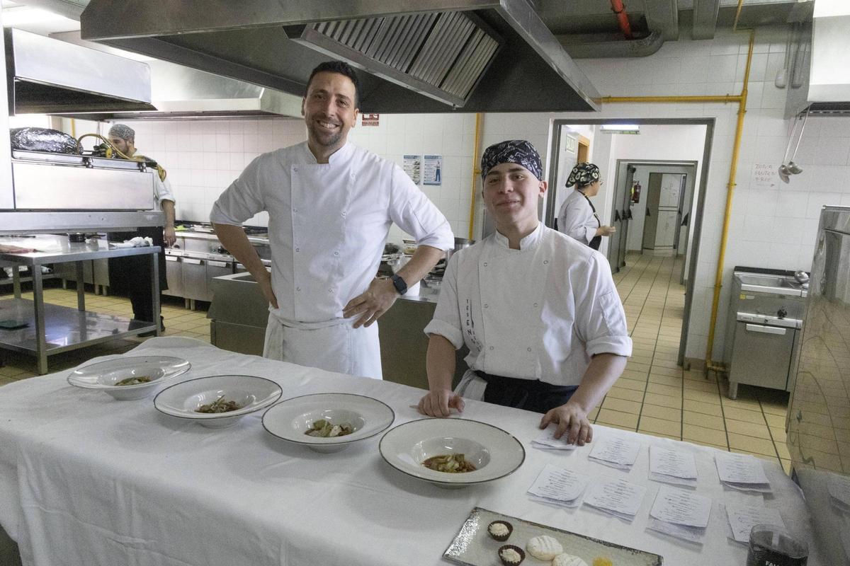 El estudiante Eliot Jiménez (dcha.) junto al profesor Javier Soler.