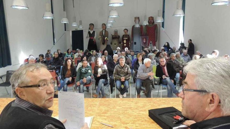 Asistentes al encuentro. En primer término, Carlos Pedrero (izquierda) y Jerónimo Cantuche.