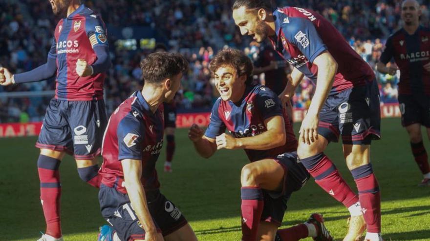 Jugadores del Levante UD celebrando uno de los cinco goles del sábado.