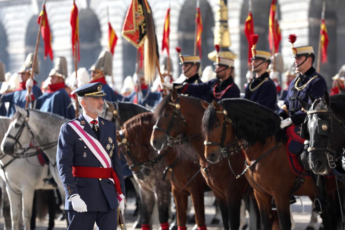 El rey Felipe VI de España revisa a la tropa durante las celebraciones del Día de la Epifanía (Pascua Militar) en el Palacio Real de Madrid.