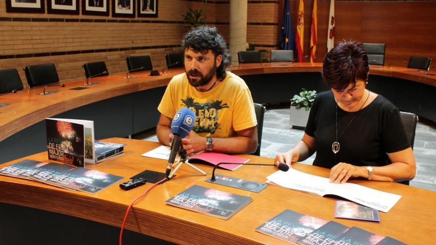 Montse Mindan, i el regidor de Cultura i Festes, Èric Ibáñez, han presentat la revista